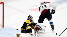 Boston prišiel o sériu, Halák sa nevyznamenal. Chára vyrovnal Yzermana