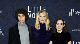 Herečka Laura Dern a jej deti na premiére. Vľavo syn Ellery Harper a vpravo dcéra Jaya Harper.