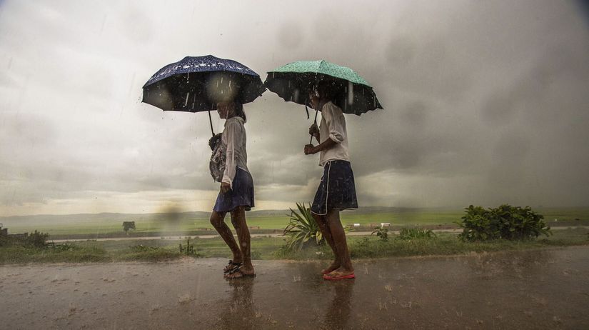 dážď, dyklón, počasie, madagaskar, dáždnik, ženy