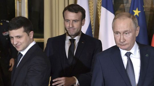 Posledné video Putina a Zelenského tvárou v tvár. Jeden detail dnes pôsobí výrečne