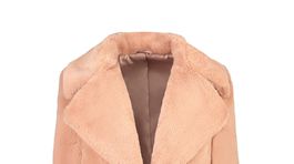 Trendový kabát v jemnom broskyňovom odtieni F&F. Predáva sa od 44,99 eura. 