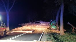 Prevrátený kamión s drevom. Po fatálnom náraze zablokoval cestu