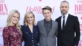Herečka Reese Witherspoon (druhá zľava) vzala na akciu celú svoju rodinu - zľava: dcéra Ava Phillippe, syn Deacon Phillippe a manžel Jim Toth.