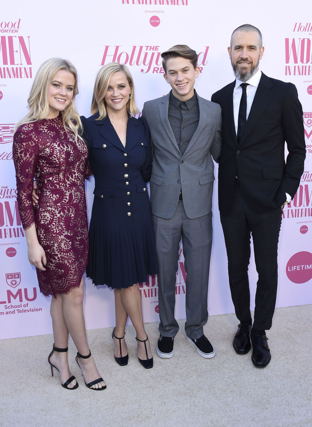 Herečka Reese Witherspoon (druhá zľava) vzala...
