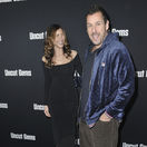 Manželia Jackie Sandler a Adam Sandler na premiére filmu Uncut Gems.