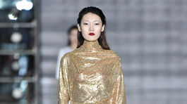 Modelka v kreácii od slovenskej dizajnérky Idy Sandor na prehliadke v Číne. 