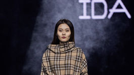 Modelka v kreácii od slovenskej dizajnérky Idy Sandor na prehliadke v Číne. 