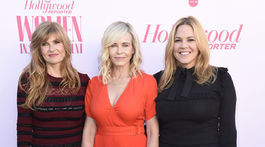 Zľava: Herečka Connie Britton, moderátorka Chelsea Handler a herečka Mary McCormack.