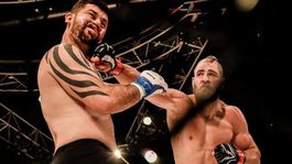 Liečba tmou. Čech rozbil svoj svet v maringotke a vyzve Dobermana