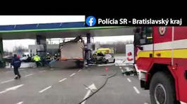Dráma na pumpe na diaľnici D1. Jedno auto na šrot, druhé ušlo