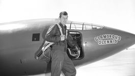 Doteraz neznáme zábery zachytávajú haváriu pilota, ktorý prvý prekonal rýchlosť zvuku