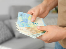 ruky, peniaze, euro, bankovky, počítanie