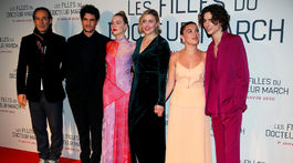 Skladateľ Alexandre Desplat (vľavo), režisérka Greta Gerwig (tretia sprava) a herci - zľava: Louis Garrel, Saoirse Ronan, Florence Pugh a Timothee Chalamet.