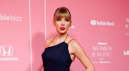 Speváčka Taylor Swift na akcii Billboard Women in Music v modeli od Oscar de la Renta. 