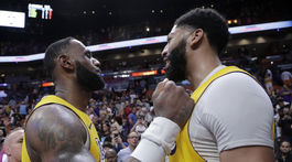 Lakers uštedrili Miami prvú domácu prehru, 17. triumf Milwaukee v sérii    