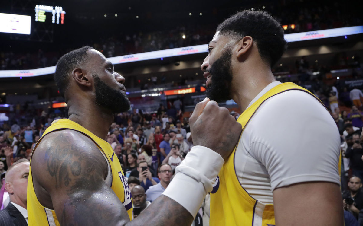 Anthony Davis (vpravo) a LeBron James z LA Lakers