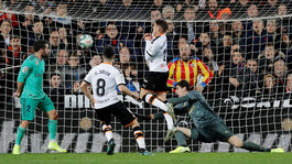 Real pred El Clásicom nevyužil zaváhanie Barcelony. Valjent bránil Lobotku