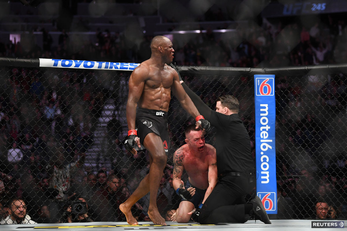 Kamaru Usman krátko po tom, ako poslal na zem...