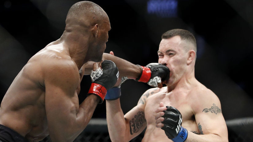 Kamaru Usman zasahuje Colbyho Covingtona počas...