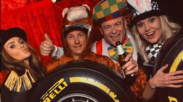 Párty mód level Kimi. Opicu Räikkönena mala pod kontrolou krásna manželka