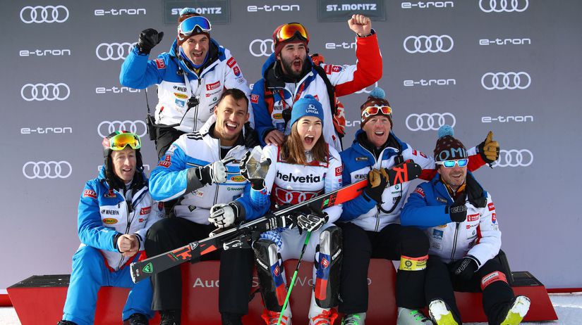 Petra Vlhová s členmi tímu po víťazstve v St....