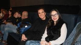 Moderátorka Karin Majtánová (vľavo) vyrazila na premiéru so svojou dcérou. 