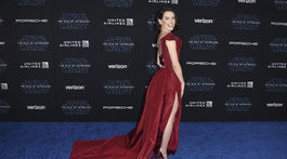 Herečka Daisy Ridley pózuje na premiére posledného filmu zo ságy Hviezdne vojny. V kreácii Oscar de la Renta.
