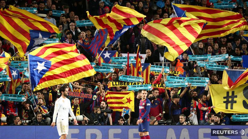 Fanúšikovia Barcelony počas El Clásica proti...