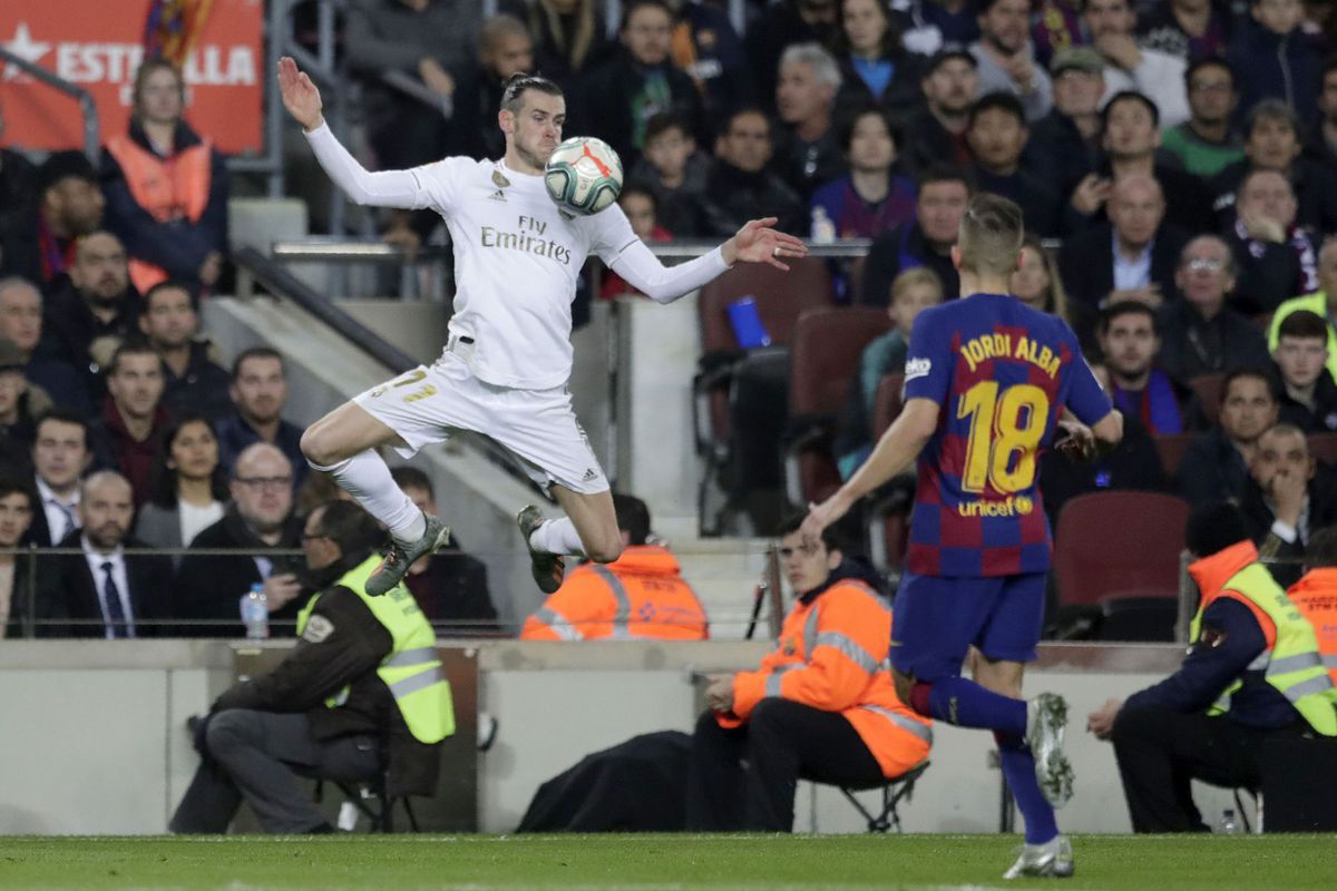 Útočník Realu Gareth Bale pred Jordim Albom z...