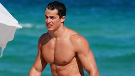 Telo ako grécky boh! Bývalý učiteľ Boselli na pláži v Miami, všetky oči na ňom