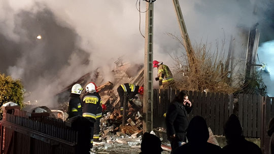 Po výbuchu v dome, v ktorom zahynulo v Poľsku osem ľudí, zatkli tri osoby