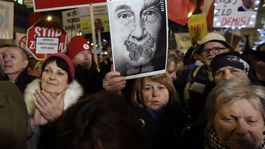 Stovky ľudí v krajských mestách demonštrovali proti premiérovi Babišovi