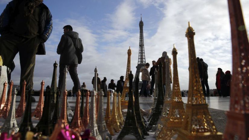 Paríž, Francúzsko, turisti, suveníry, Eiffelova...