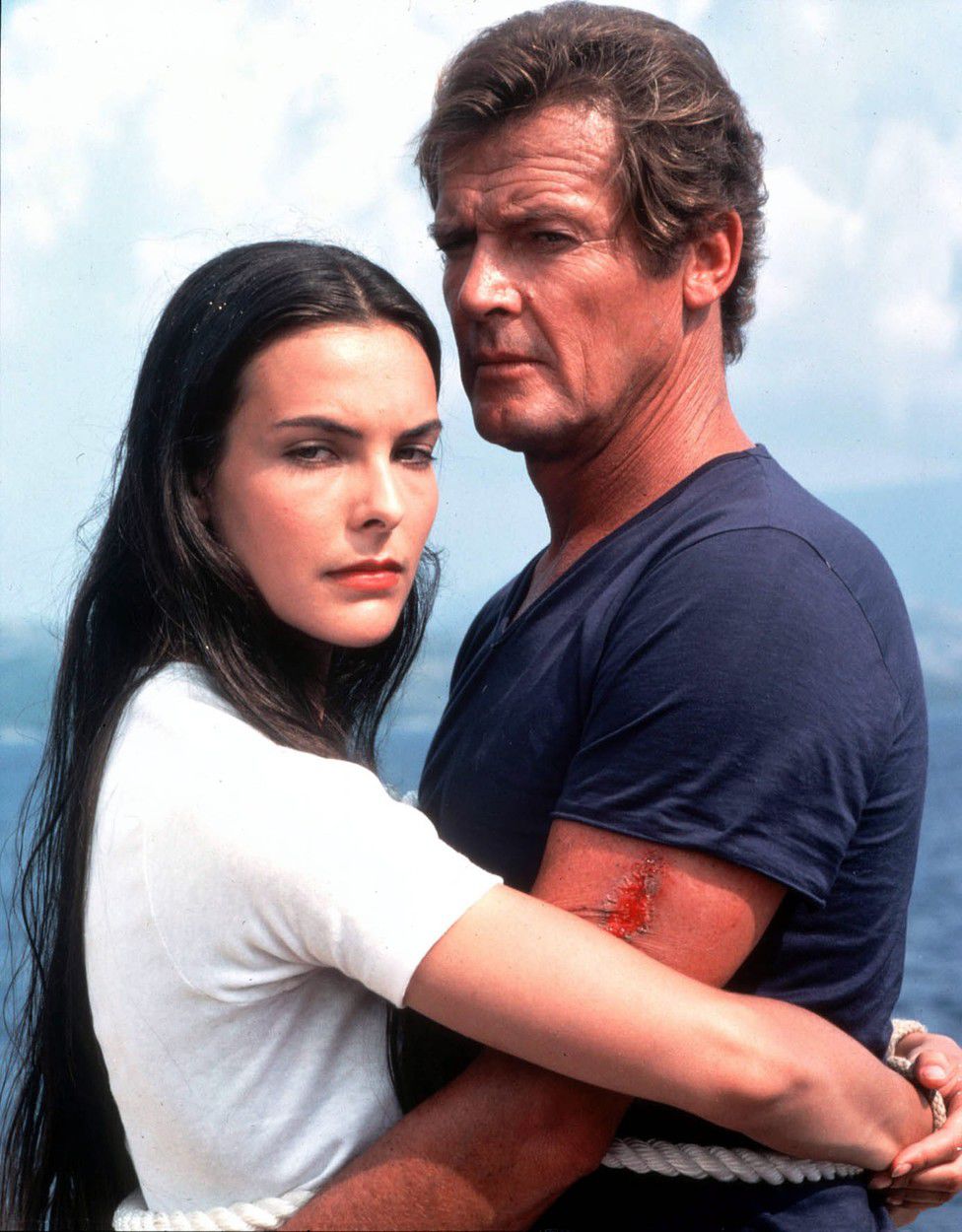 CAROLE BOUQUET a ROGER MOORE v bondovke Len...