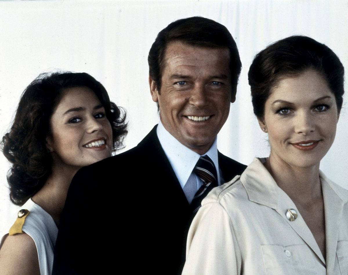 Zľava: Corinne CLERY, Roger MOORE a Lois...