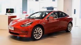 Tesla 3 za Atlantikom exceluje. Poráža BMW 3 aj Mercedes-Benz C 