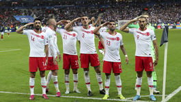 Podporili inváziu do Sýrie. Salutujúci Turci spoznali trest