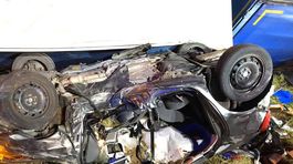 Dráma na diaľnici. Kamión sa zvalil na auto