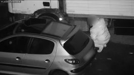 Zlodejov lákajú autobatérie. Ich chabý trik zachytila kamera
