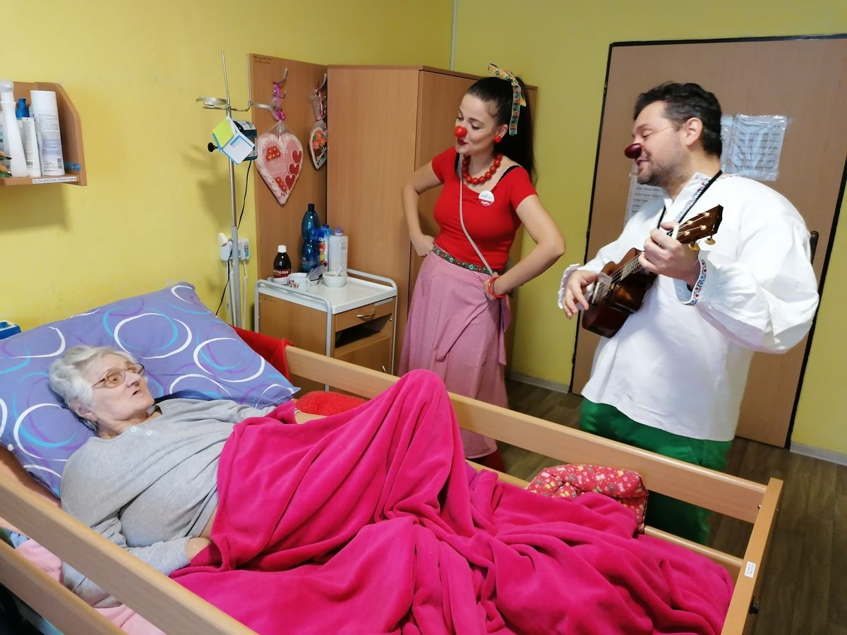 Smútok sa klauni snažia nahradiť smiechom,...