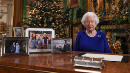 Kráľovná Alžbeta II. priznala neľahký rok, fotka Harryho s Meghan z jej stola zmizla