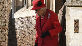 Kráľovná Alžbeta II. odchádza po vianočnej bohoslužbe v Sandringhame. 