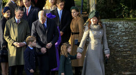 Princ William, jeho manželka Catherine,vojvodkyňa z Cambridge a ich deti - princ George a princezná Charlotte odchádzajú z kostola Svaätej Márie Magdalény v Sandringhame.