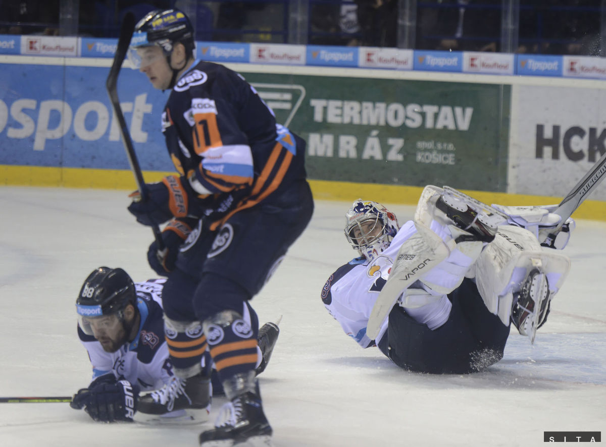 Na zemi obranca Slovana Bratislava Andrej...