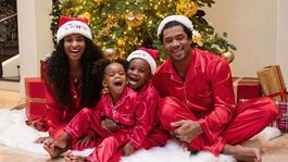 Vianoce celebrít? Jonas na skútri, Gaga s whisky a Lopezovej romantický bozk!