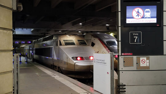 Pri zrážke francúzskeho rýchlovlaku TGV s kamiónom zahynul rušňovodič