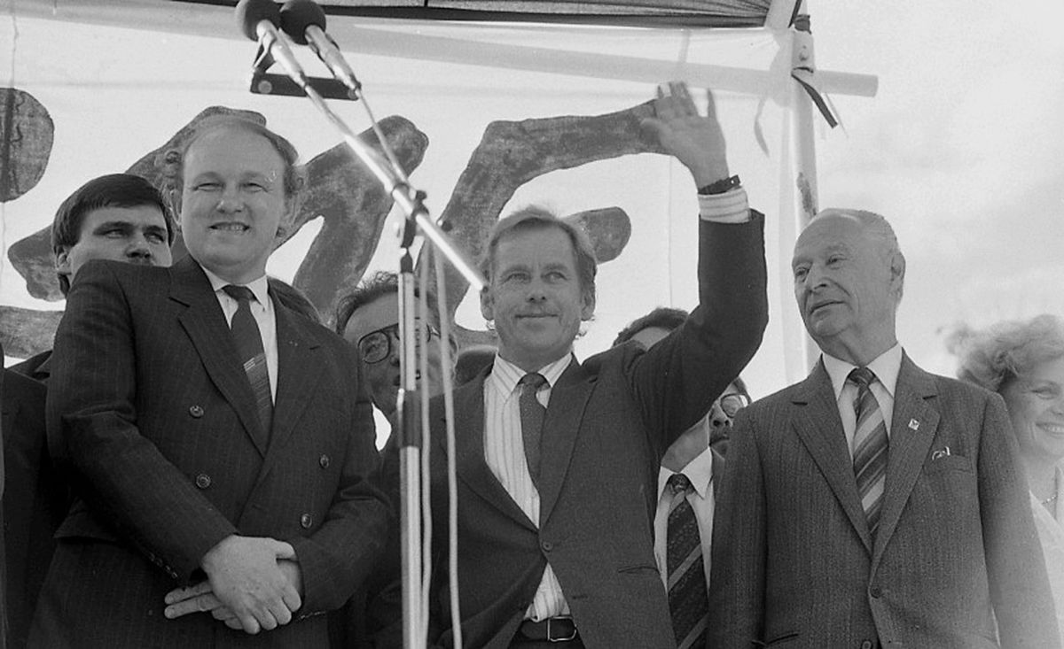 Marián Čalfa, Václav Havel a Alexander Dubček.