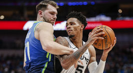 Dončič sa vrátil po zranení a Mavericks ovládli texaské derby