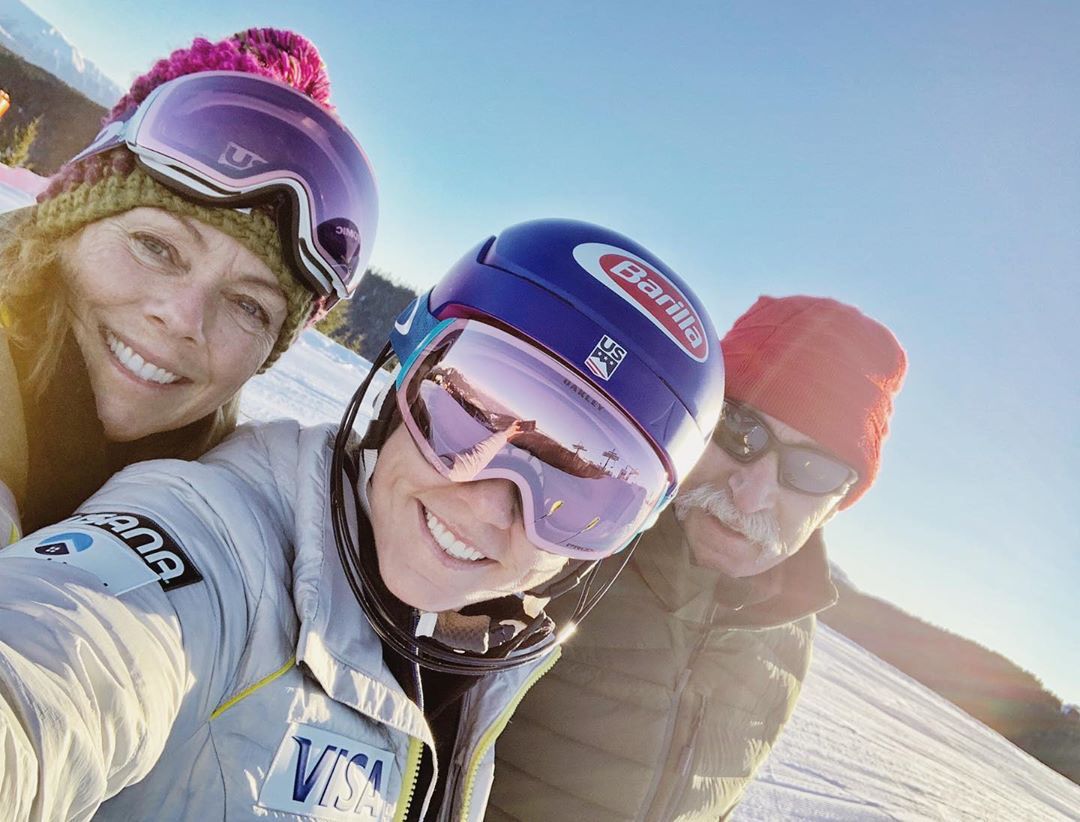 Mikaela Shiffrinová s rodičmi.