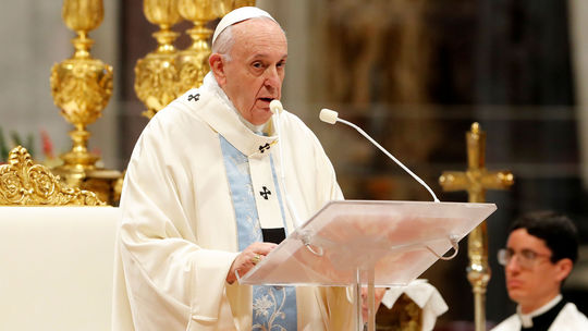 Pápež v novoročnom príhovore odsúdil násilie voči ženám
